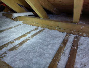 Zateplení stropu novostavby rodinného domu pomocí foukané izolace